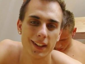 Trois jeunes gays se bourrent le cul